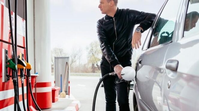 Conductor en una gasolinera