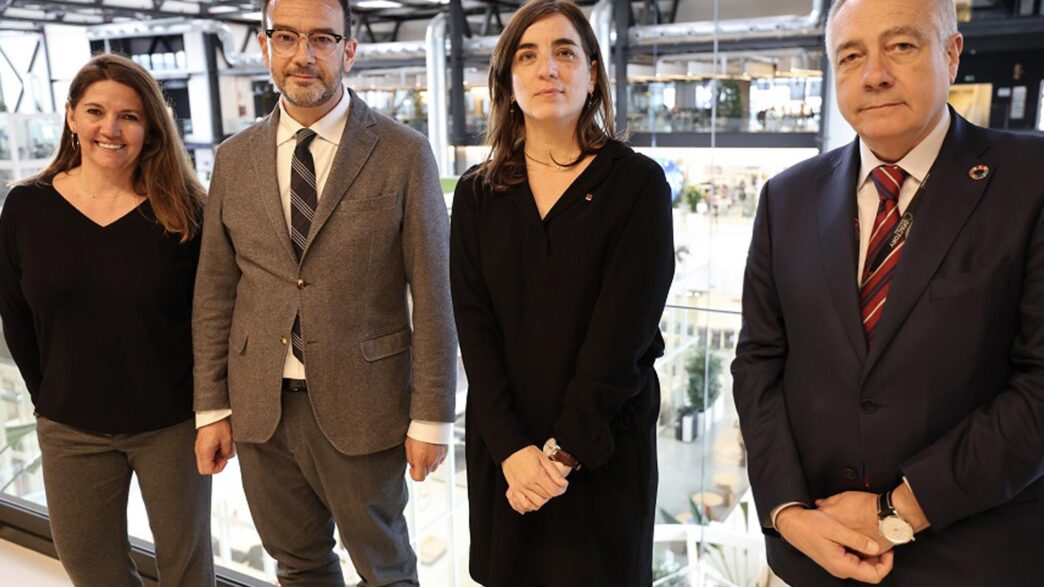El secretario de estado de Telecomunicaciones, Antonio Hernando, durante su visita a la Zona Franca :: Zona Franca