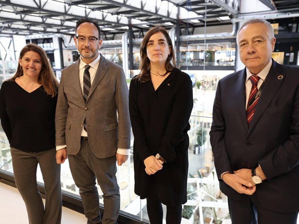 El secretario de estado de Telecomunicaciones, Antonio Hernando, durante su visita a la Zona Franca :: Zona Franca