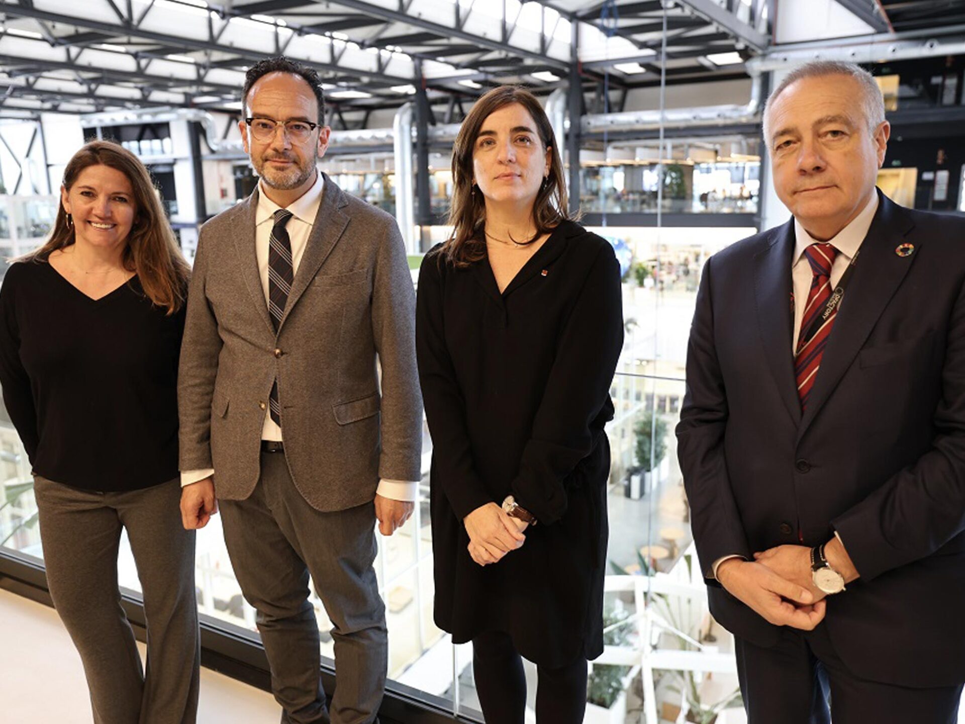 El secretario de estado de Telecomunicaciones, Antonio Hernando, durante su visita a la Zona Franca :: Zona Franca