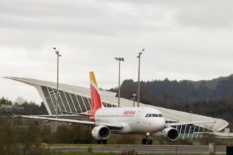 Un avión de Iberia opera en Loiu (País Vasco).