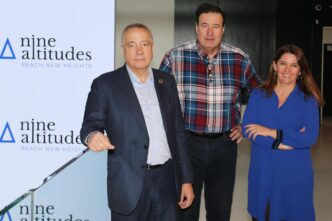 Las autoridades de la Zona Franca junto al responsable de la nueva empresa :: Zona Franca
