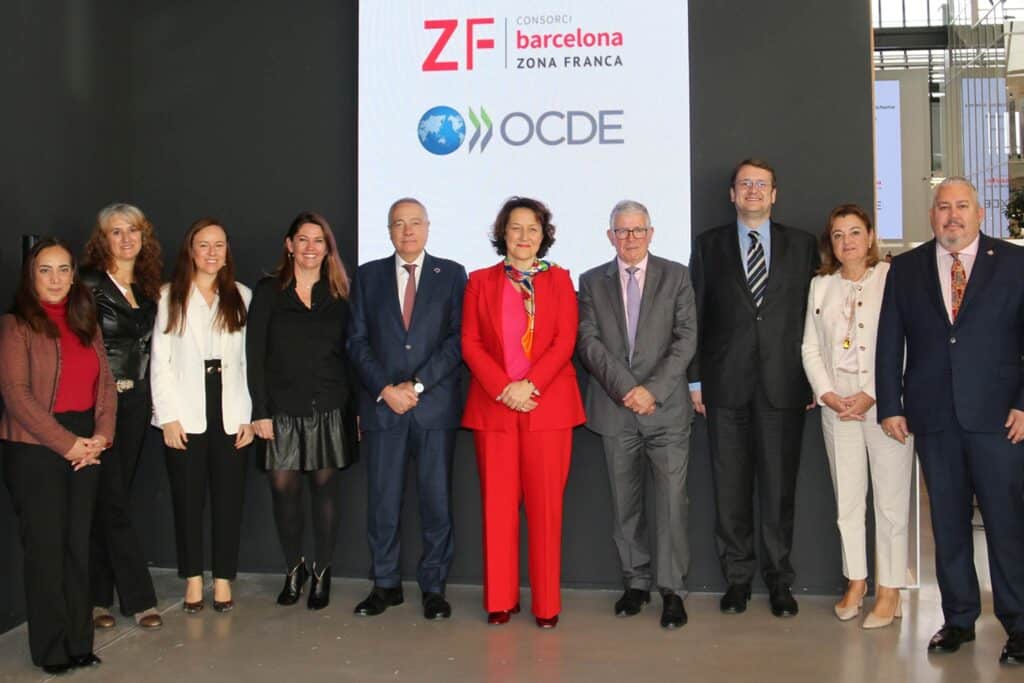 Autoridades y miembros de la OCDE posan durante el encuentro celebrado :: Zona Franca