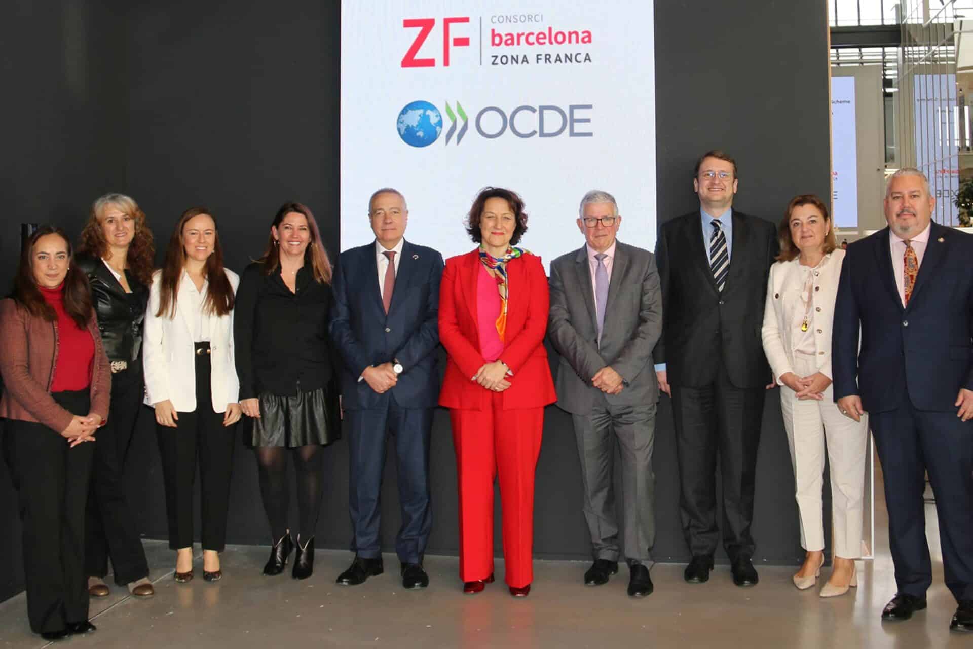 Autoridades y miembros de la OCDE posan durante el encuentro celebrado :: Zona Franca