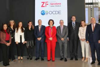 Autoridades y miembros de la OCDE posan durante el encuentro celebrado :: Zona Franca