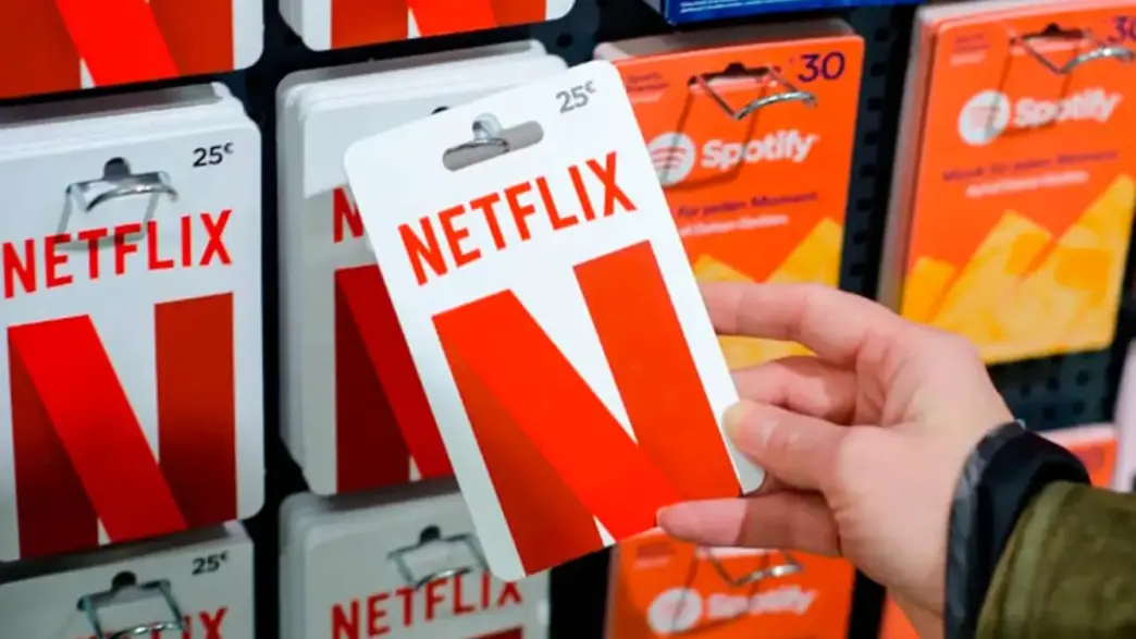 Lineal de tarjetas regalo en un supermercado.