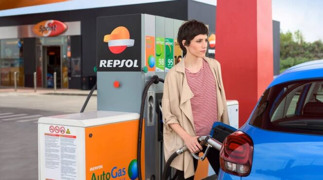 Una usuaria reposta autogas en una estación de servicio