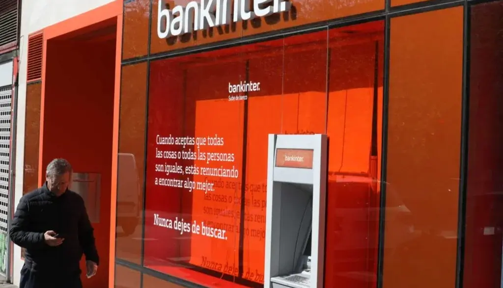 Un hombre pasa delante de la sede de Bankinter
