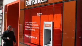 Un hombre pasa delante de la sede de Bankinter