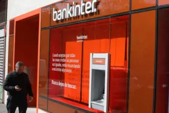 Un hombre pasa delante de la sede de Bankinter