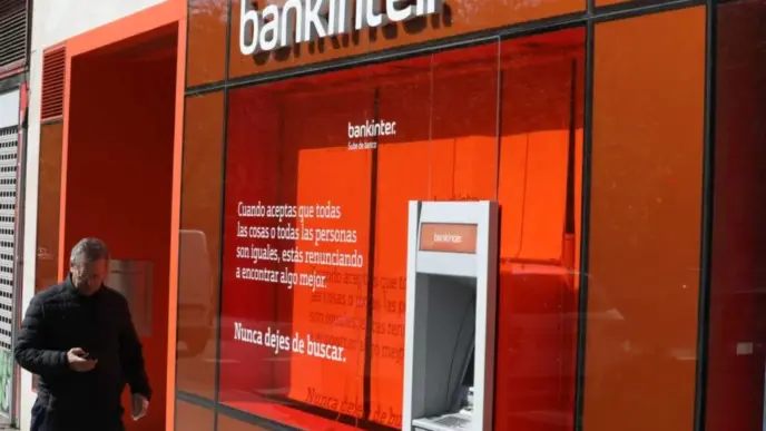 Un hombre pasa delante de la sede de Bankinter