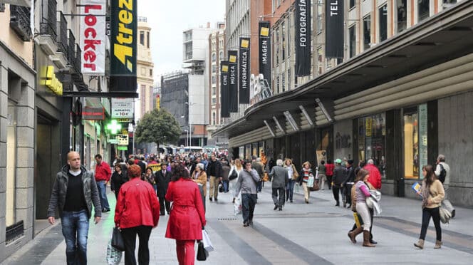 calle llena de comercios en España
