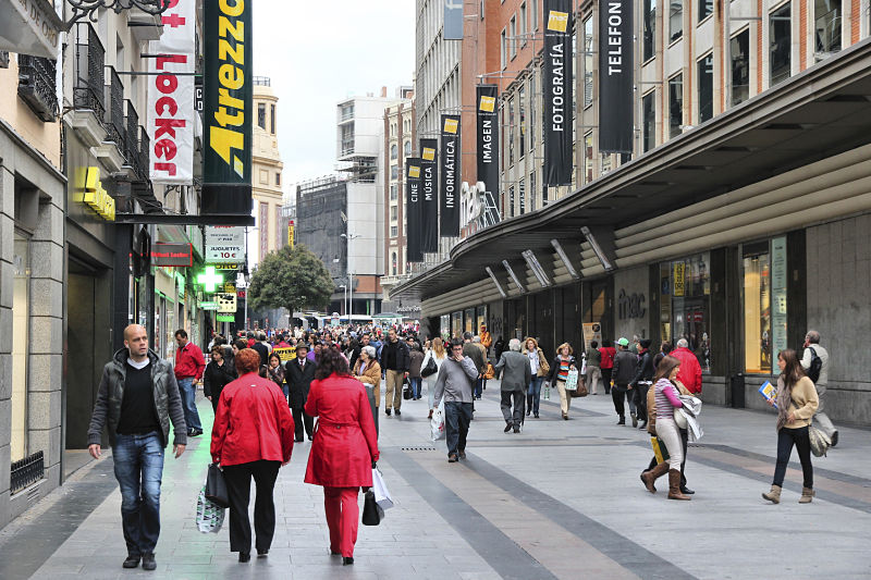 calle llena de comercios en España