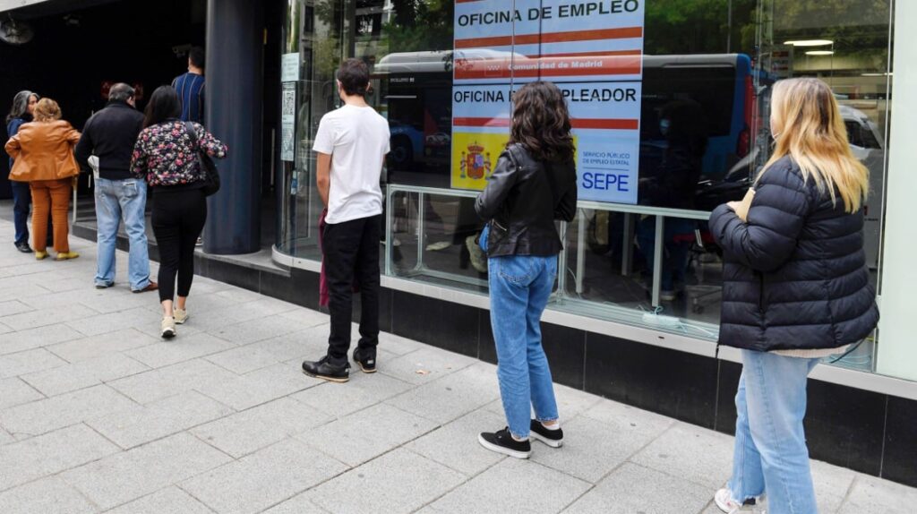 Jóvenes hacen cola en una oficina de empleo