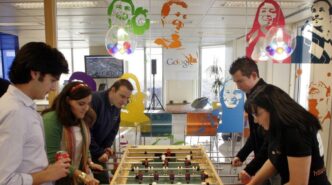 Empleados disfrutan de ocio en su oficina