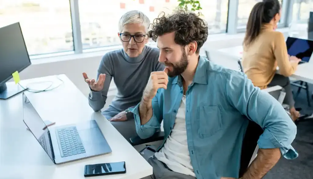 Trabajadores de una empresa analizan un proyecto conjunto.