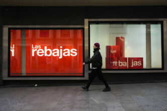 Un joven cruza un establecimiento en rebajas :: Barcelona
