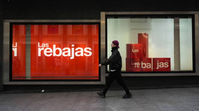 Un joven cruza un establecimiento en rebajas :: Barcelona