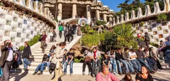 Turistas visitando una conocida calle