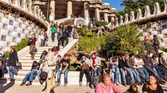 Turistas visitan Barcelona