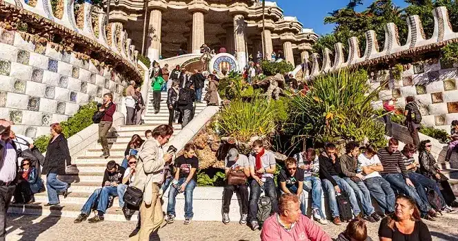 Turistas visitando una conocida calle