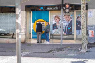 Personas usando cajero de Caixabank