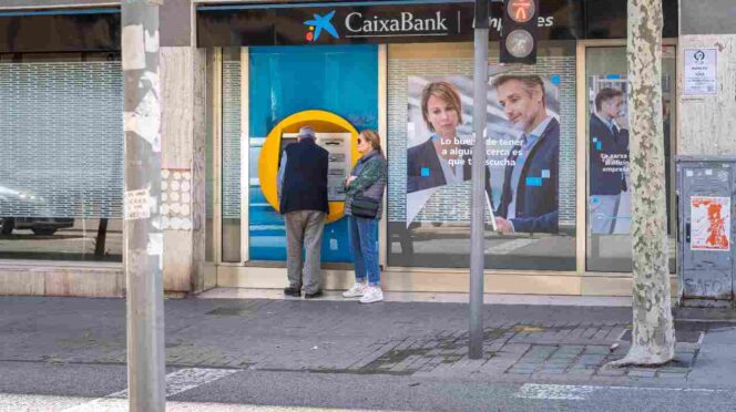 Personas usando cajero de Caixabank