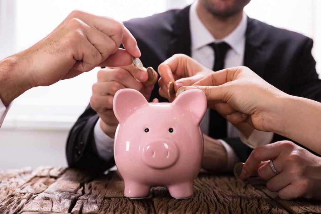 Hucha de cerdito con aportación de personas
