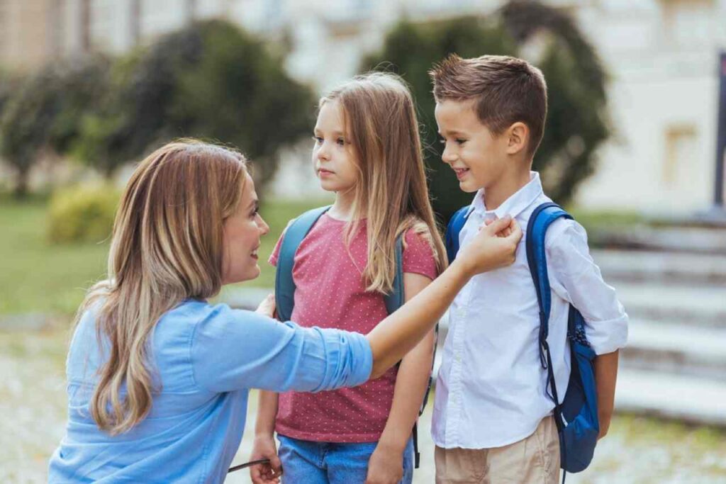 Laura recoge a sus hijos de clase