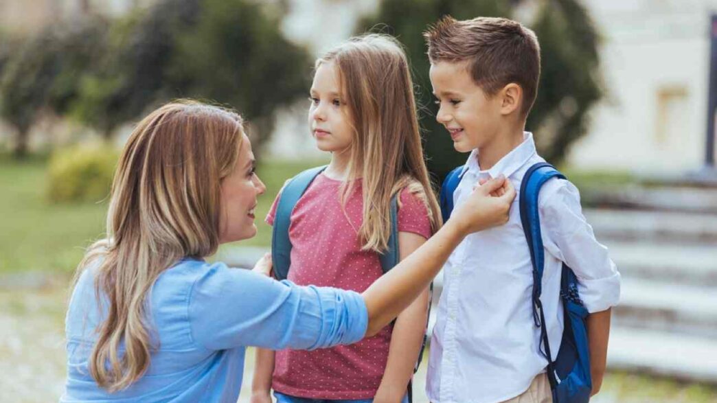 Laura recoge a sus hijos de clase