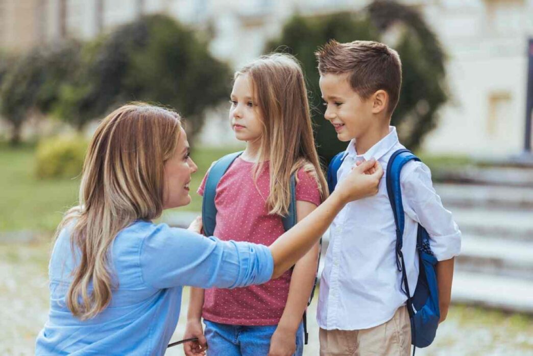 Laura recoge a sus hijos de clase