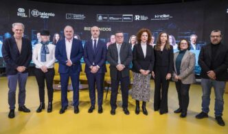 Los expertos que han participado en el acto de Por Talento Digital, antes de comenzar