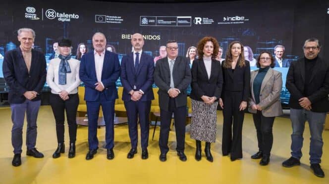 Los expertos que han participado en el acto de Por Talento Digital, antes de comenzar