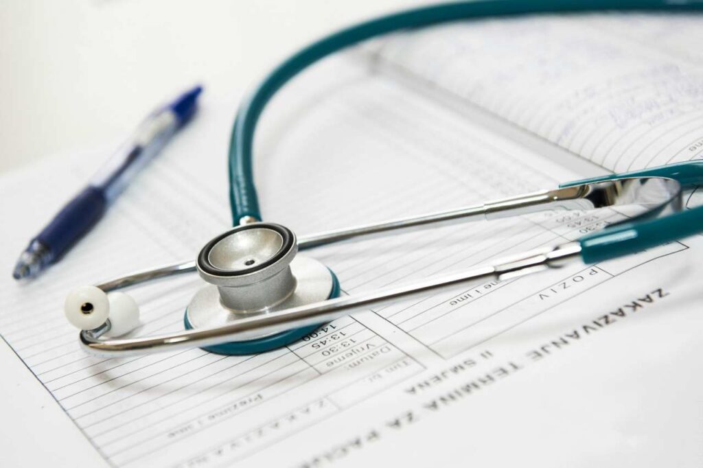 Estetoscopio sobre informe médico