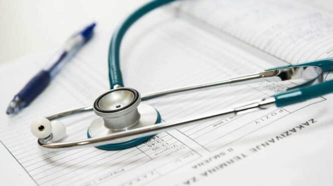 Estetoscopio sobre informe médico