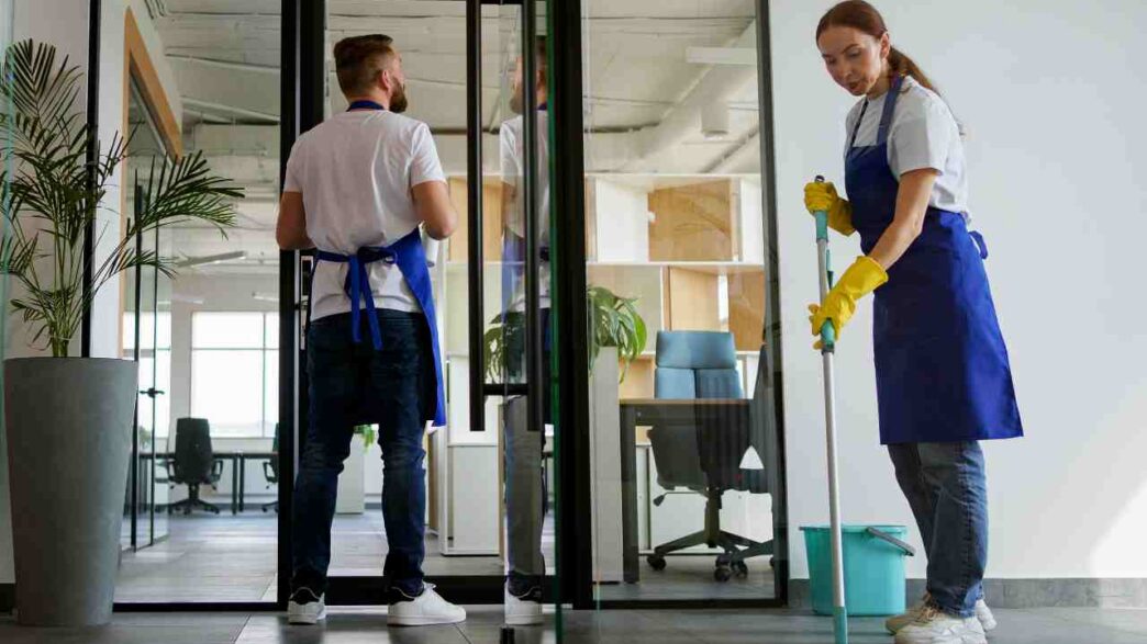 Trabajadores limpiando una habitación