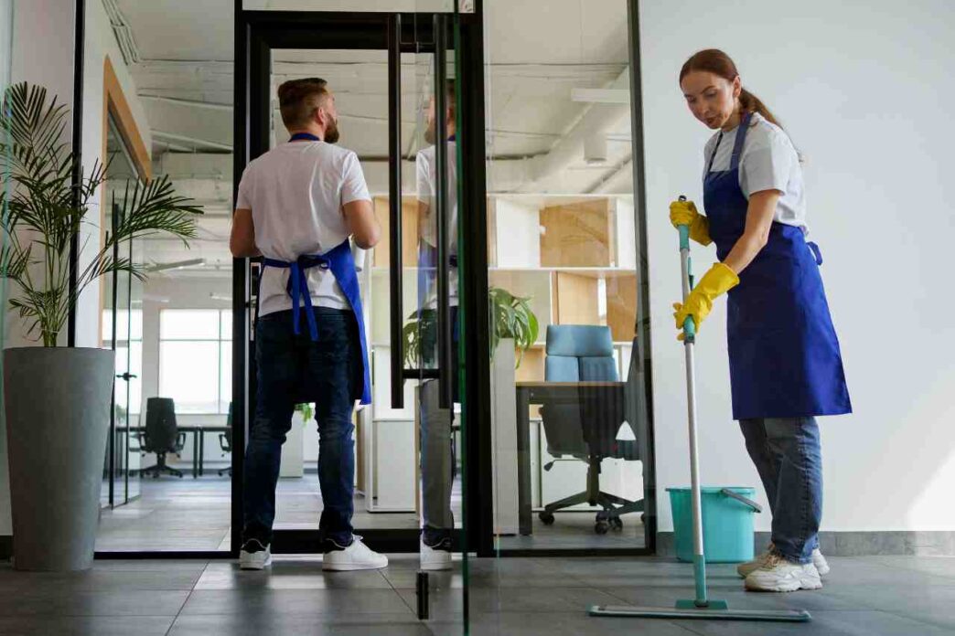 Trabajadores limpiando una habitación