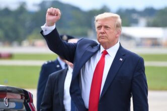 Donald Trump levanta el puño victorioso