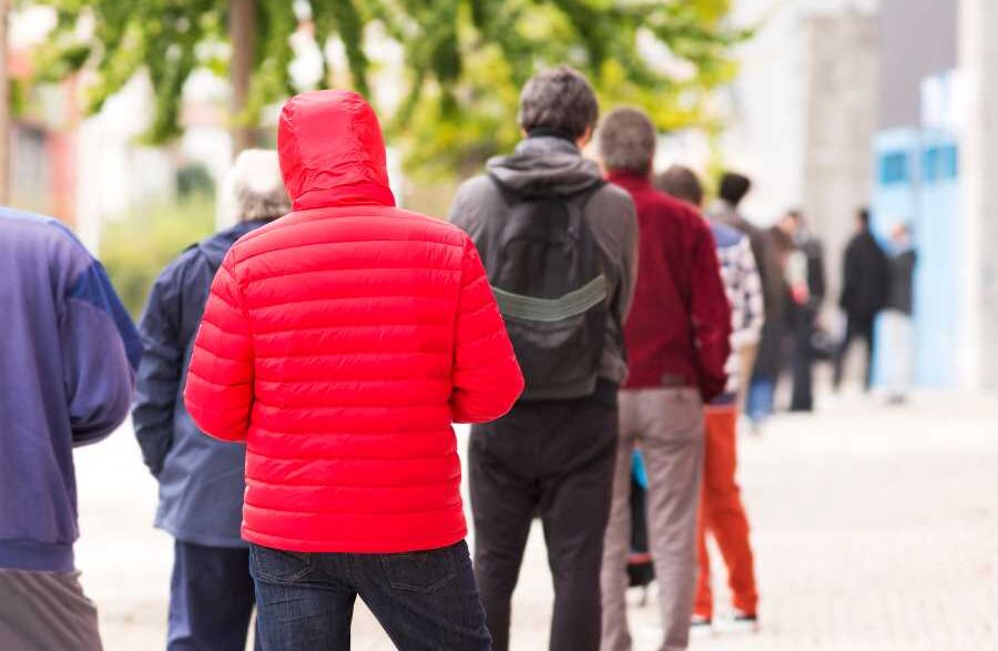 Gente en la cola del paro