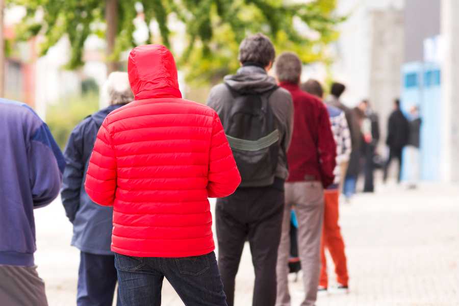 Gente en la cola del paro