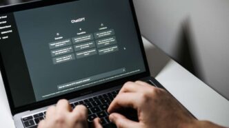 Persona usando ChatGPT en su portátil