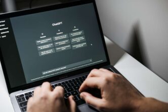 Persona usando ChatGPT en su portátil