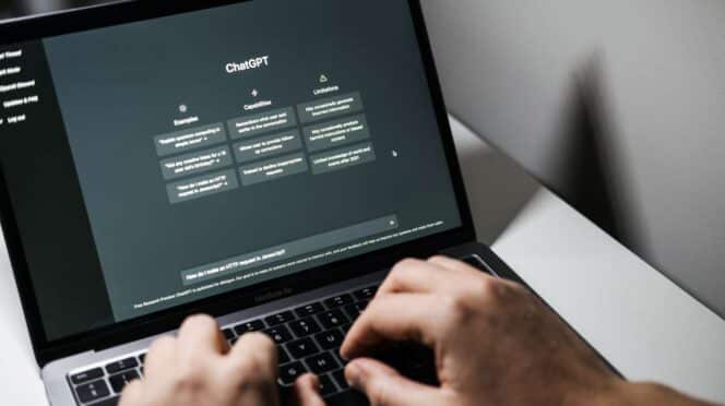 Persona usando ChatGPT en su portátil