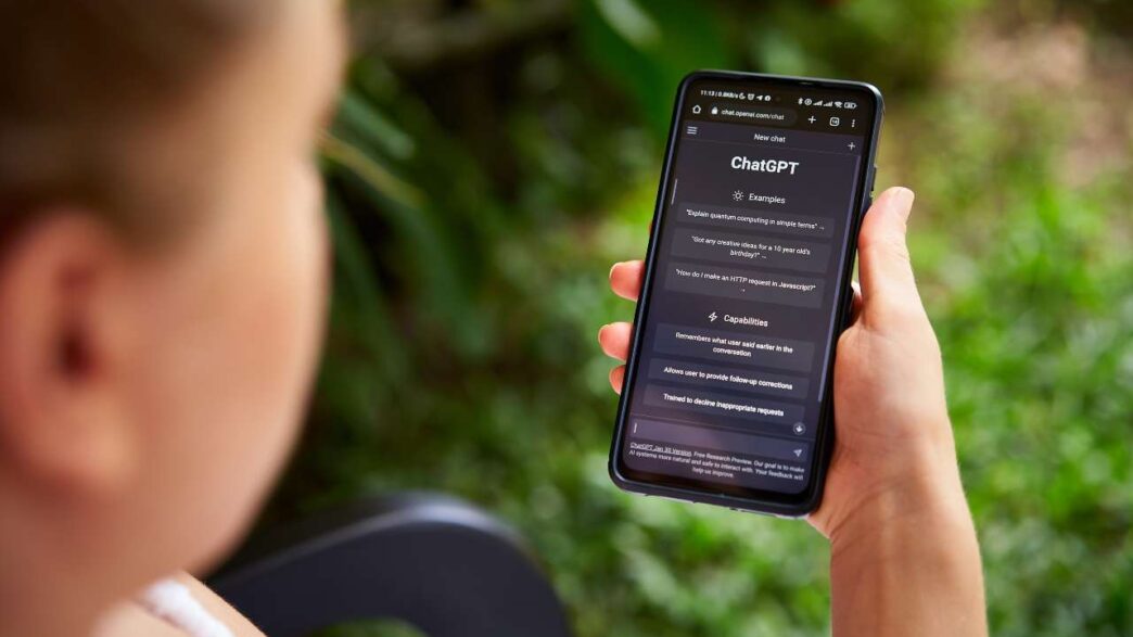 Mujer utilizando ChatGPT