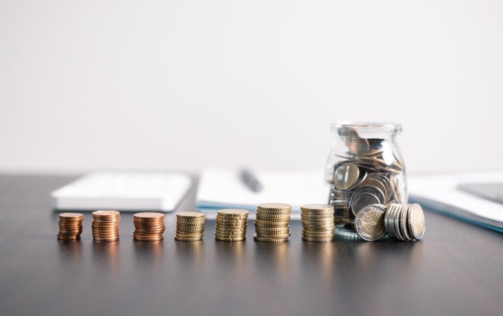 6 pilas de monedas en fila encima de una mesa