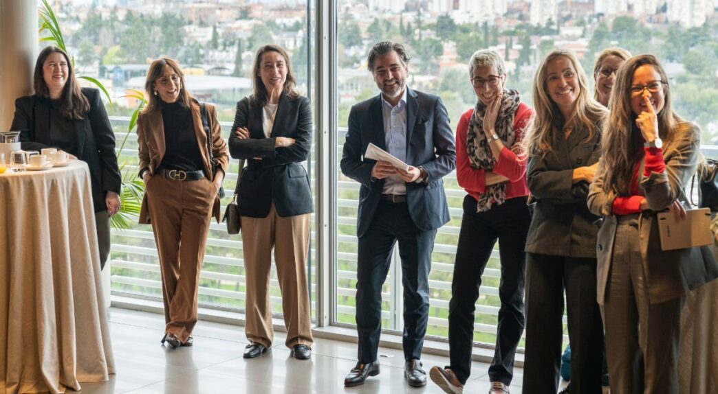 Ignacio Juliá con las directivas del programa