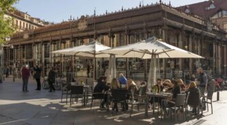 Gente sentada en una terraza de Madrid