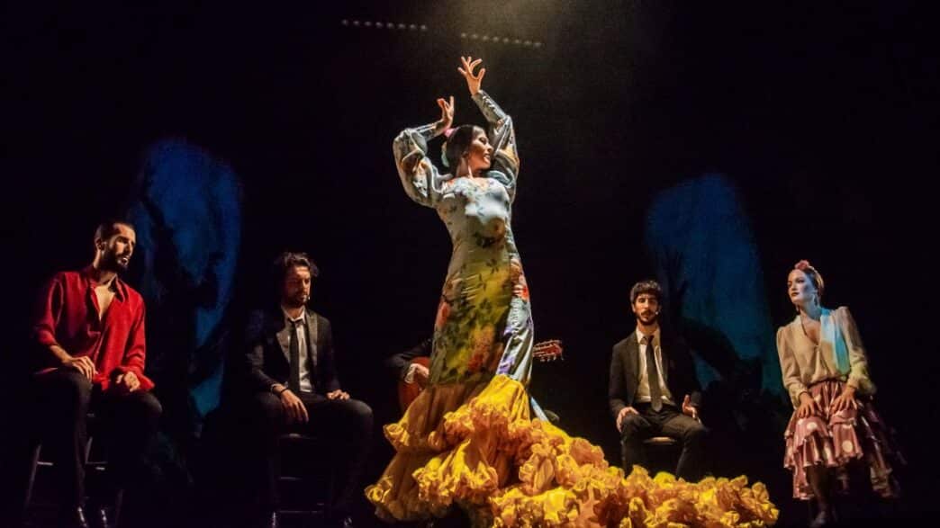 Bailaora flamenca y músicos tocando