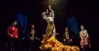 Bailaora flamenca y músicos tocando