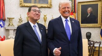 Trump y el primer ministro japonés Shigeru Ishibapasado mes